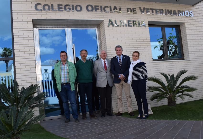 El delegado de Salud y Familias visita la sede colegial