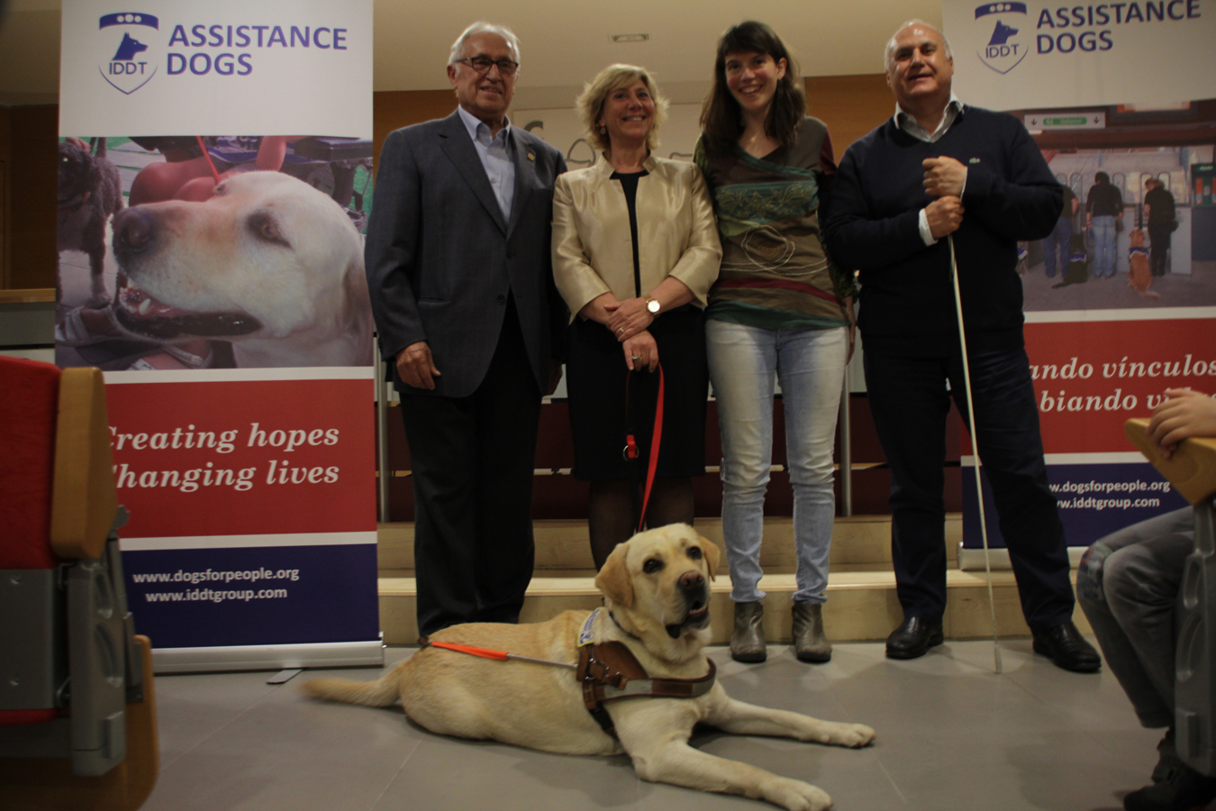 Entrega del primer perro guía adiestrado en Cataluña