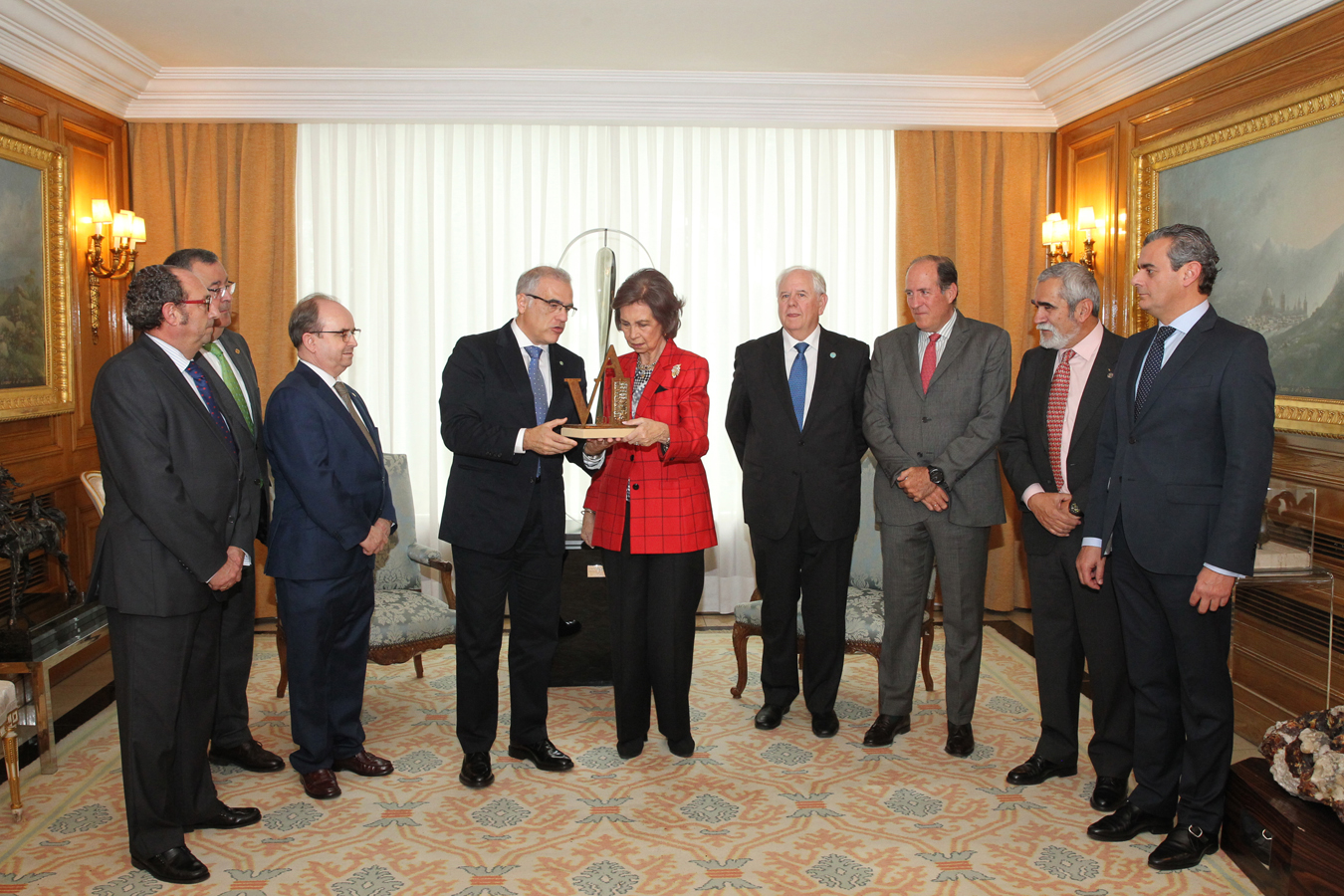 Doña Sofía recoge el premio Albéitar 2016 de manos de los presidentes de las Corporaciones Colegiales Andaluzas 