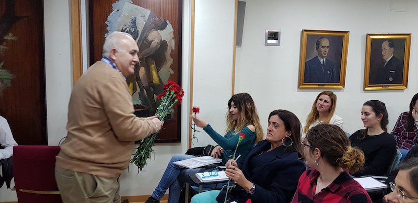 Claveles para todas y todos en el Día Internacional de la Mujer