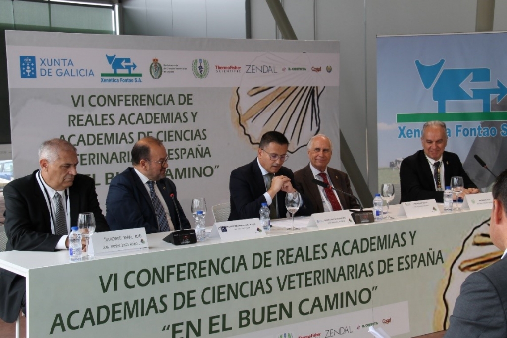 El consejero de Medio Rural (centro), entre el rector y el profesor Anadón en el la inauguración