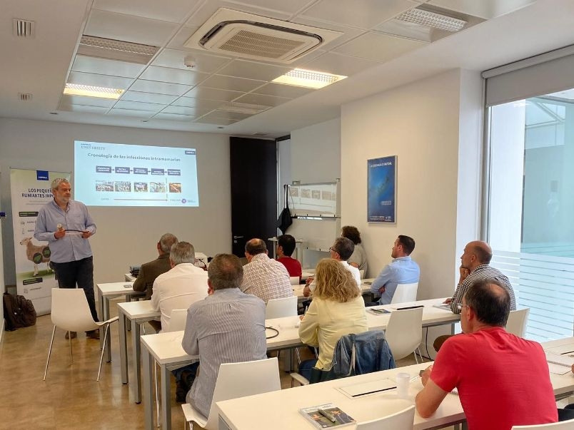 Veterinarios de Albacete se forman en la optimización de la máquina de ordeño en ganado ovino y caprino