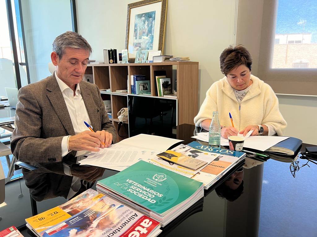 El Ayuntamiento de Adra y el Colegio de Almería firman el convenio para crear y desarrollar el registro municipal de animales de compañía