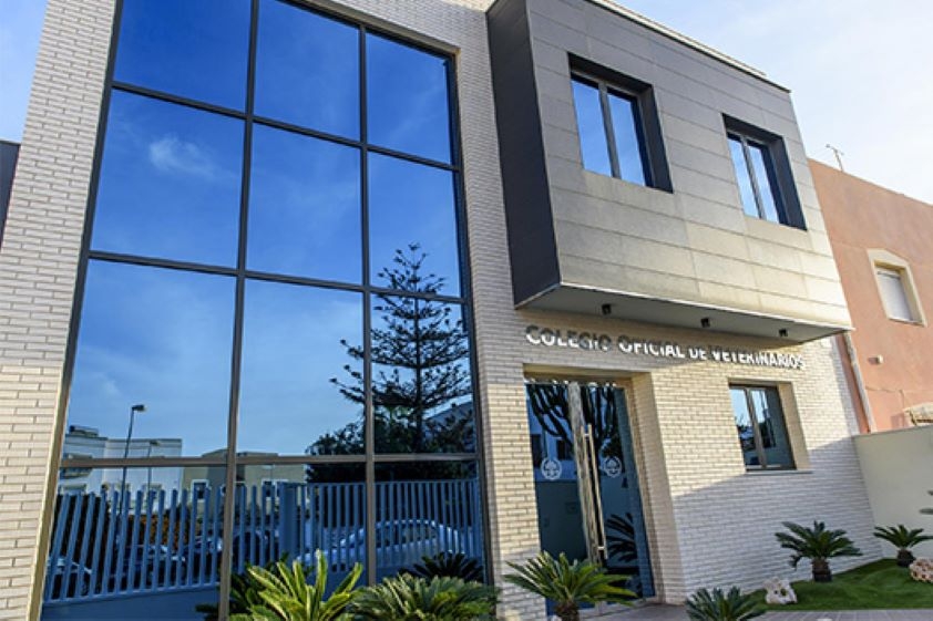 El Colegio de Veterinarios de Almer&iacute;a pone a disposici&oacute;n sus recursos para ayudar a las familias y animales afectados por el incendio de B&eacute;dar y Los Gallardos