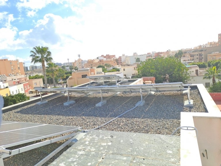 El Colegio de Veterinarios de Almería instala placas solares en su sede para mejorar la eficiencia energética