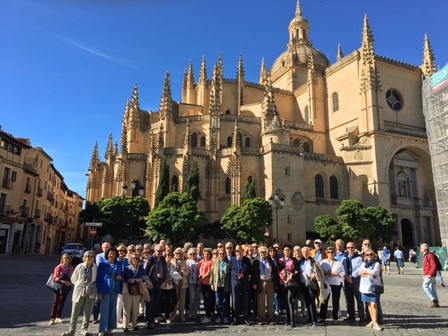El grupo de jubilados y familiares, ante la cabecera de la catedral de Segovia