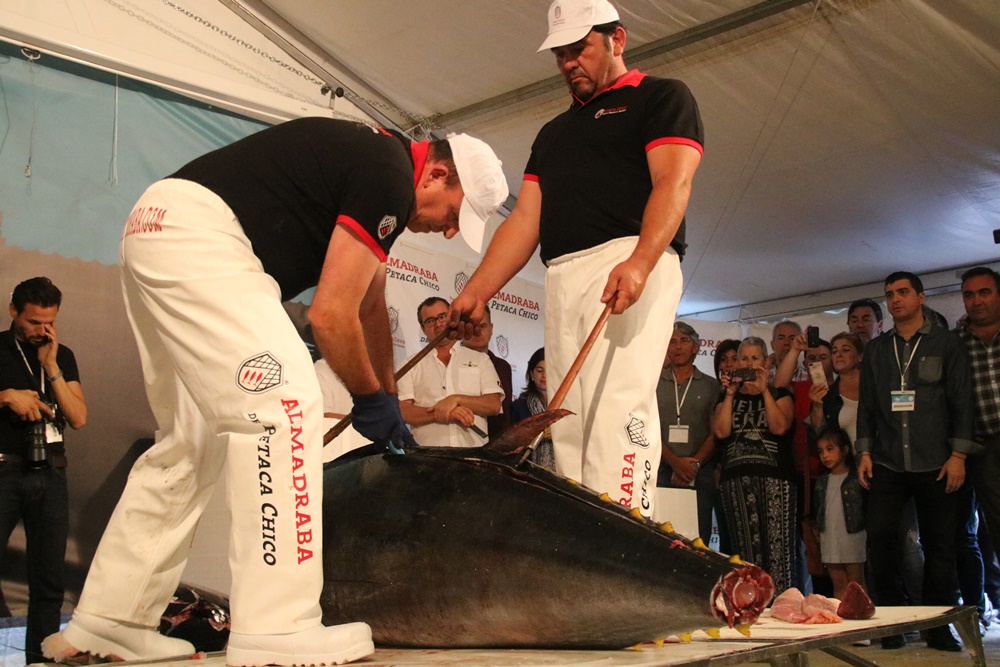 La colaboración institucional facilita la donación de más de 7.500 kilos de pescado decomisado en 2017