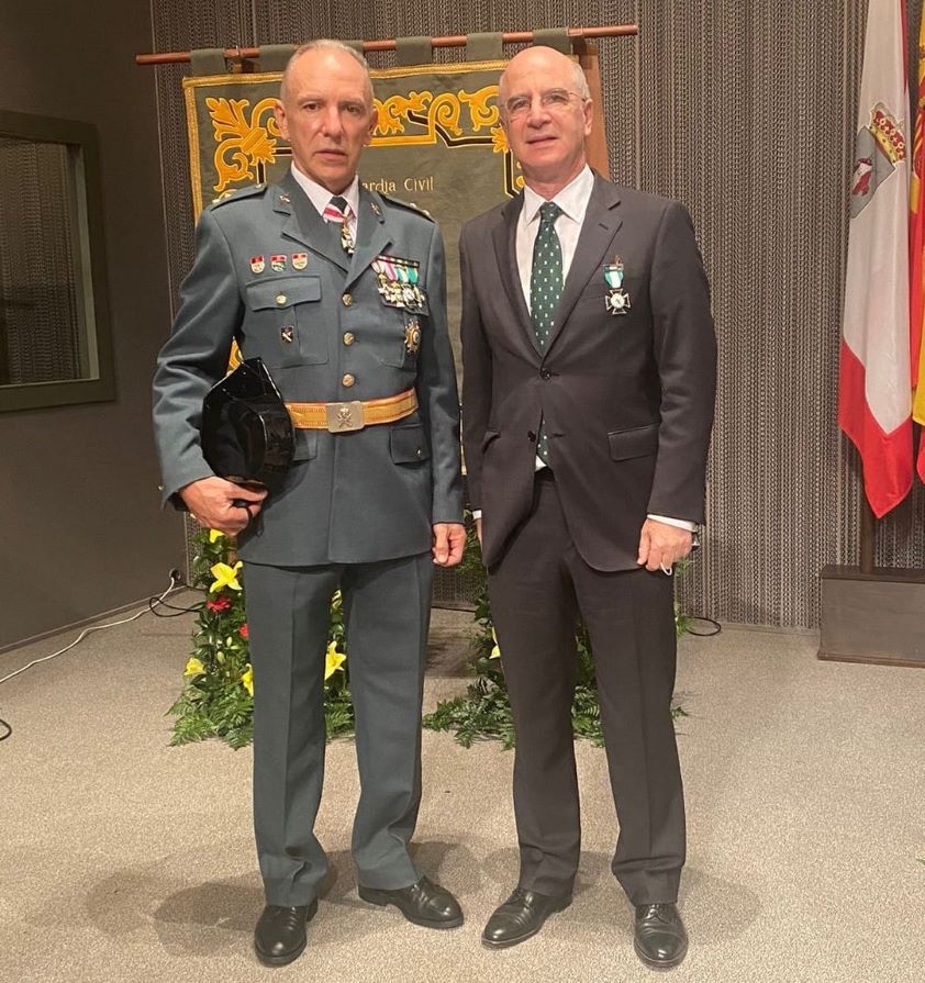 La Guardia Civil condecora al presidente del Colegio de Asturias por su colaboración con el Seprona
