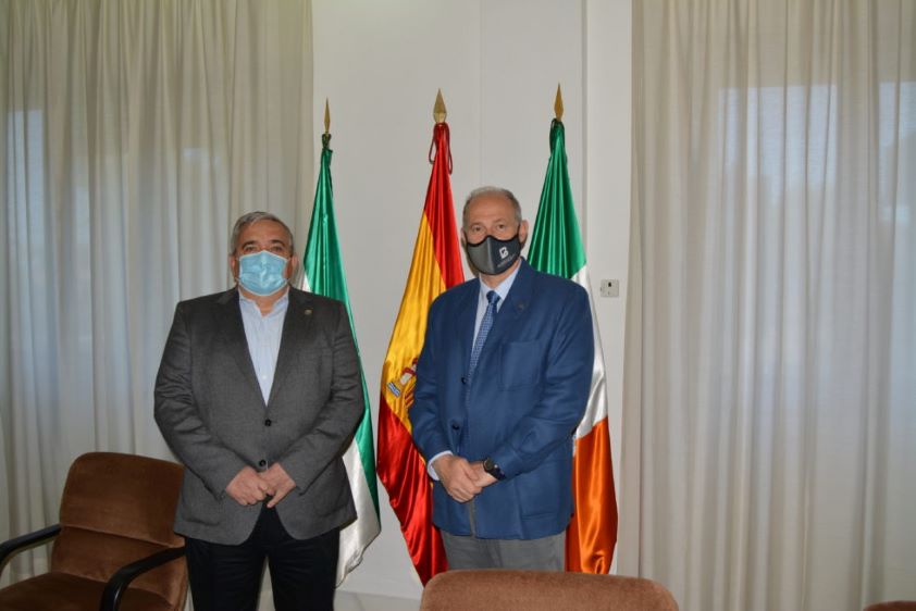 La Universidad de Extremadura y el Colegio de Badajoz cooperarán para potenciar la formación y el desarrollo científico