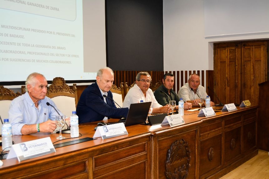 Mayorales de tres ganaderías de lidia explican en Badajoz su trabajo en la gestión diaria de la dehesa