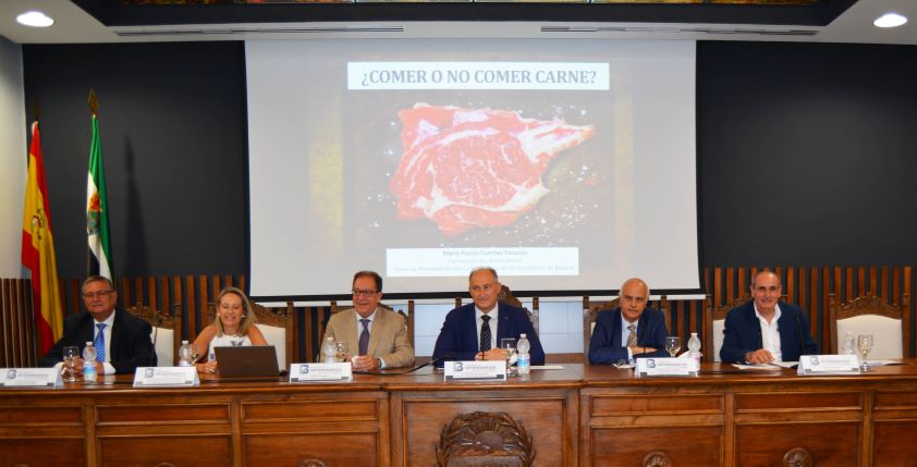 El consumo de carne, a debate en una mesa redonda celebrada en el Colegio de Badajoz