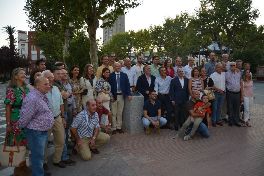 Badajoz rinde homenaje a la veterinaria con una placa dedicada a la profesión en la Plaza de San Francisco