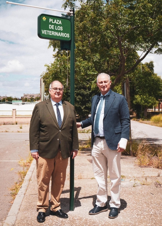 Zafra reconoce la labor hist&oacute;rica de la profesi&oacute;n con la inauguraci&oacute;n de la Plaza de los Veterinarios