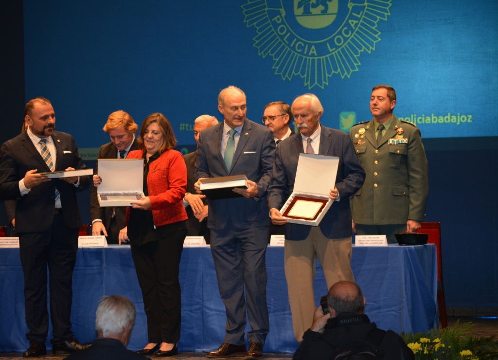 El Colegio de Veterinarios de Badajoz, distinguido por su colaboración con la Policía Local en diversas áreas