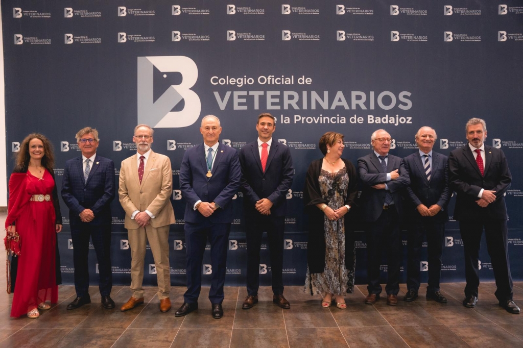El Colegio de Badajoz celebró su acto académico de San Francisco de Asís con un reconocimiento a la profesión y a la sociedad