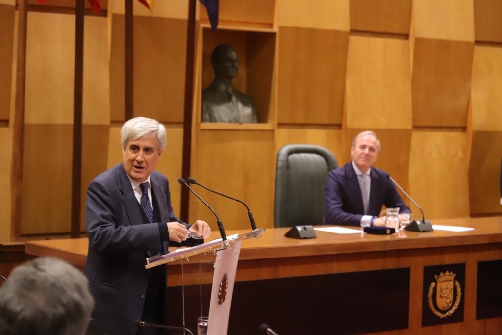 El Ayuntamiento de Zaragoza entrega la Medalla de Cesaraugusta a Juan José Badiola 