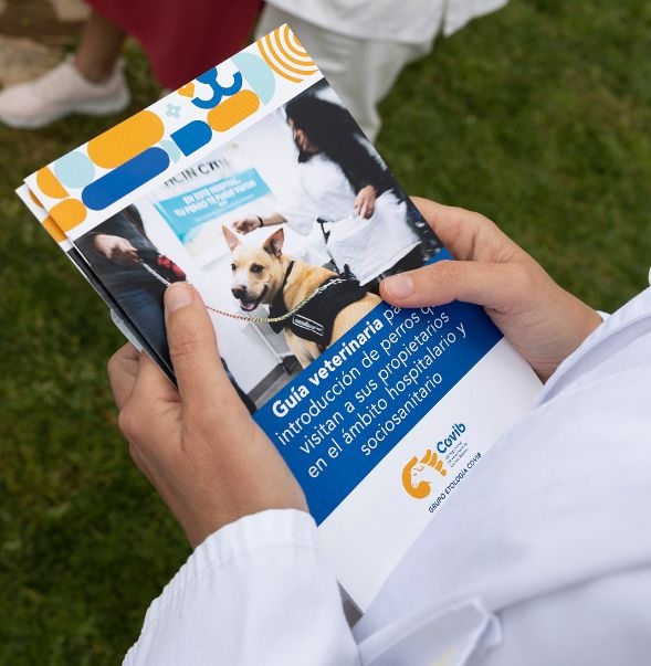 Presentada la guía veterinaria para la introducción de perros en visitas hospitalarias que publica el Colegio de Baleares