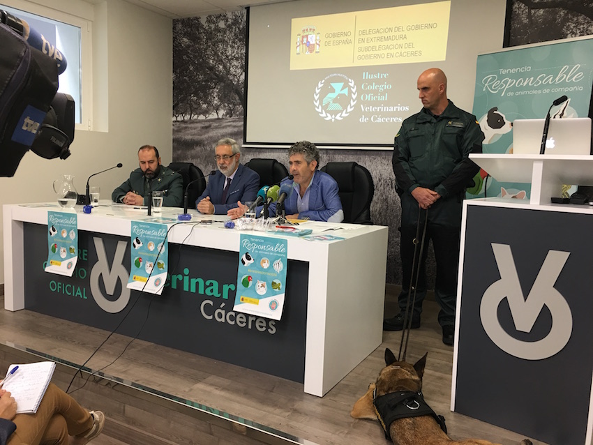 Los colegiados cacereños se unen a la campaña de tenencia responsable de mascotas diseñada por el MAPA 