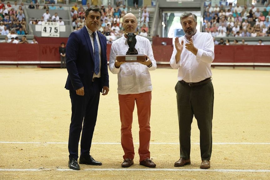 Juan Pedro Domecq recogió el premio de los veterinarios de Burgos al toro más bravo de la Feria de San Pedro y San Pablo de 2024