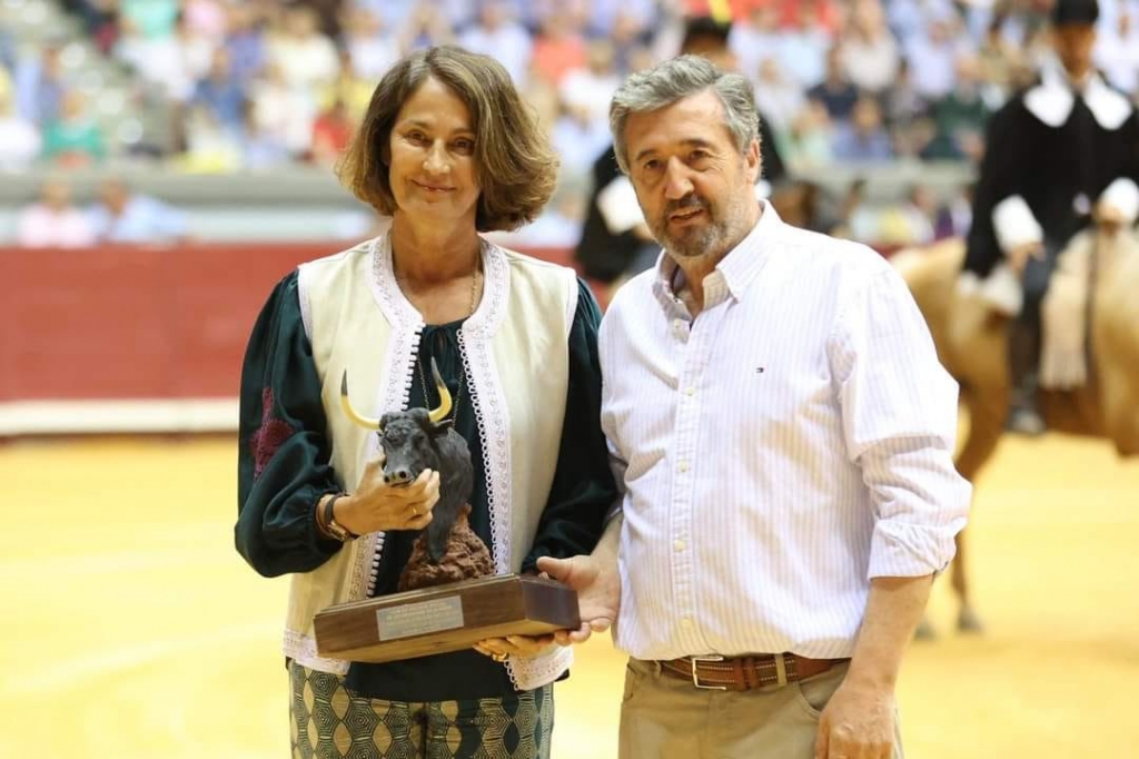 Tomás Fisac, presidente del Colegio, hacer entrega del trofeo a Pilar Benítez de Prado.