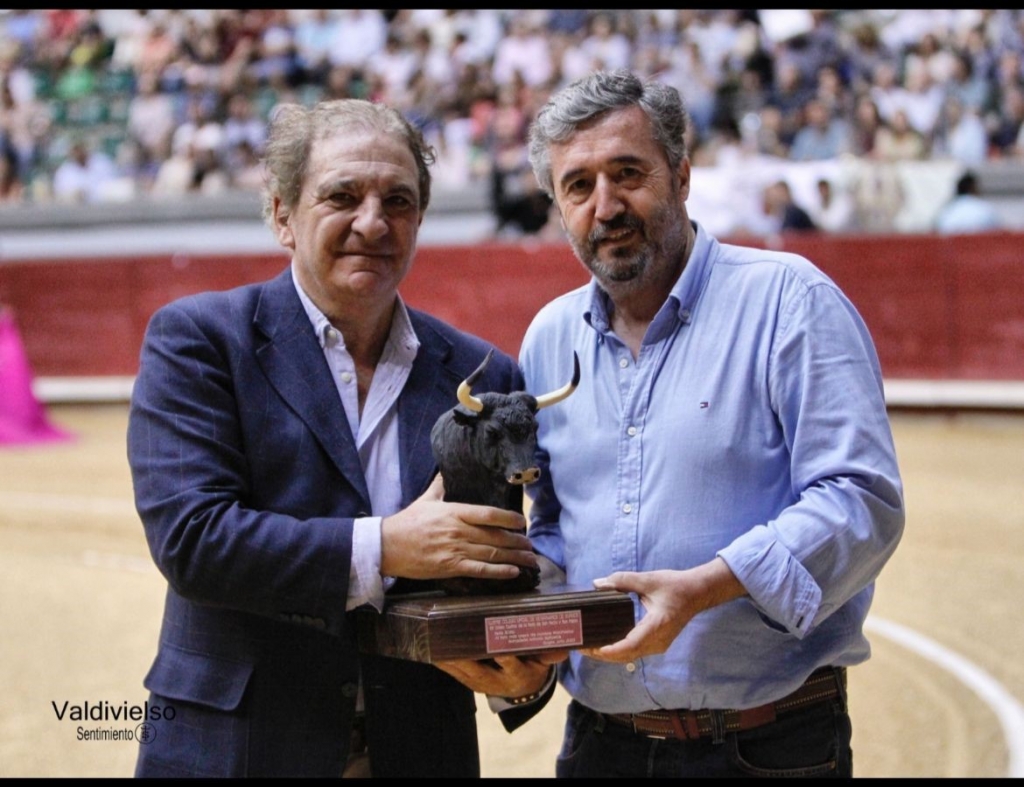 Antonio Bañuelos recogió el premio al toro más bravo de la pasada feria de Burgos que otorga el Colegio de Veterinarios