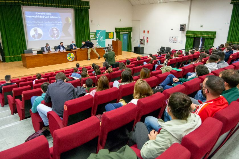 El Colegio de Cáceres colabora en una jornada sobre responsabilidad civil dirigida a alumnos de la Facultad de Veterinaria