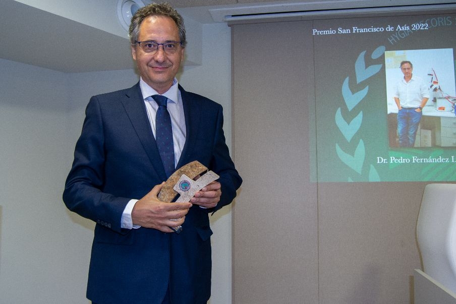 Pedro Fernández Llario en el acto de entrega del premio