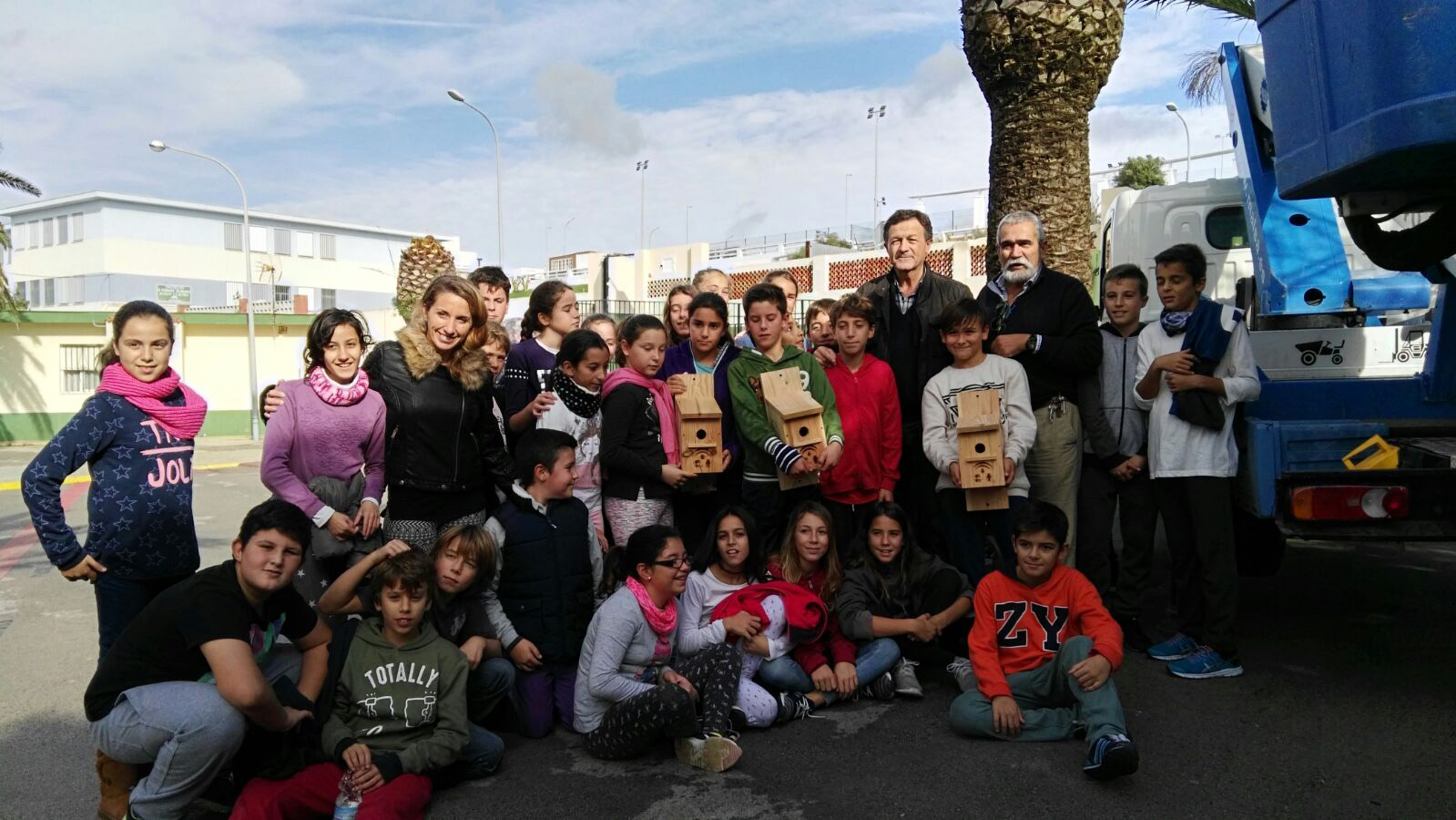 Escolares de Tarifa participan en la campaña de colocación de cajas nido 