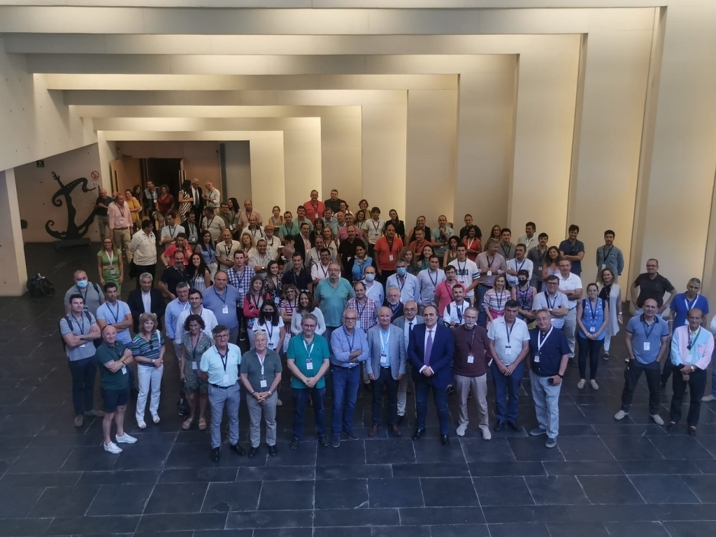 Imagen de familia de los asistentes en el vestíbulo del auditorio