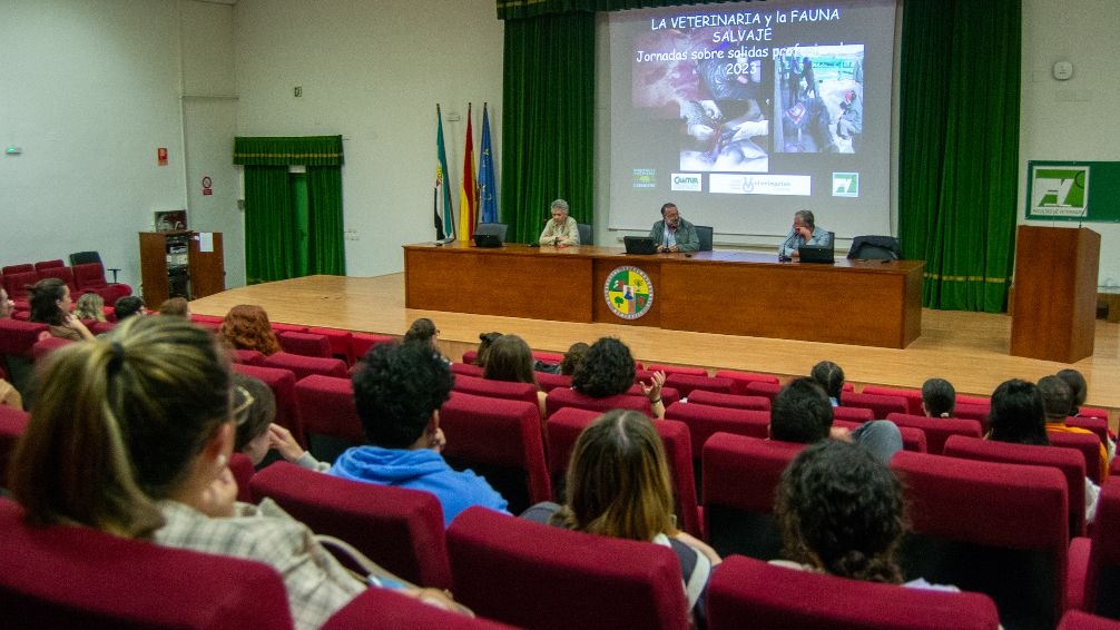 Santiago Borragán, veterinario del Parque de Cabárceno, comparte su experiencia con los estudiantes de la Facultad de Cáceres 