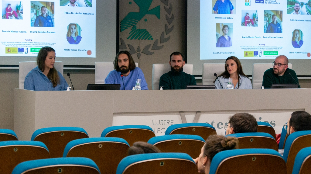 Charla divulgativa sobre obtención de óvulos en yeguas y producción de embriones in vitro organizada por el Colegio de Cáceres