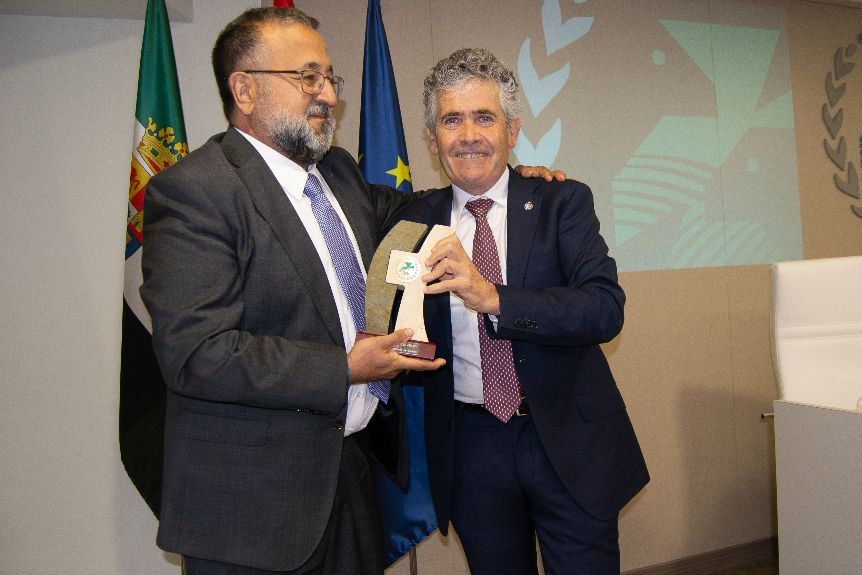 Juan Antonio Vicente hace entrega del galardón al decano de la Facultad