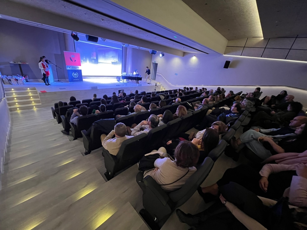 Más de cien personas asistieron el evento en el hotel Bahía