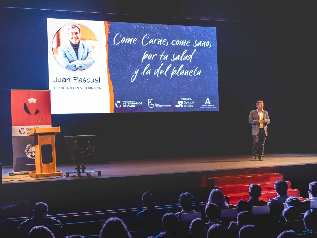 Juan Pascual se dirige a los alumnos de ESO