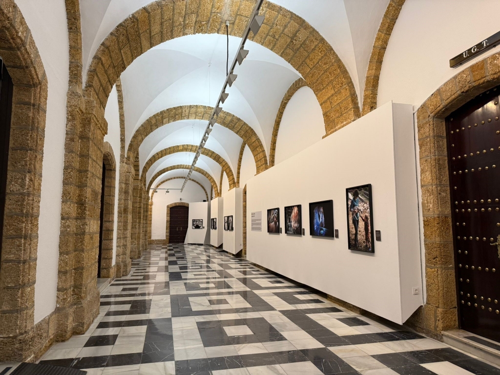 Una exposici&oacute;n fotogr&aacute;fica plasma el compromiso con el modelo One Health del Colegio de C&aacute;diz en su 120 aniversario