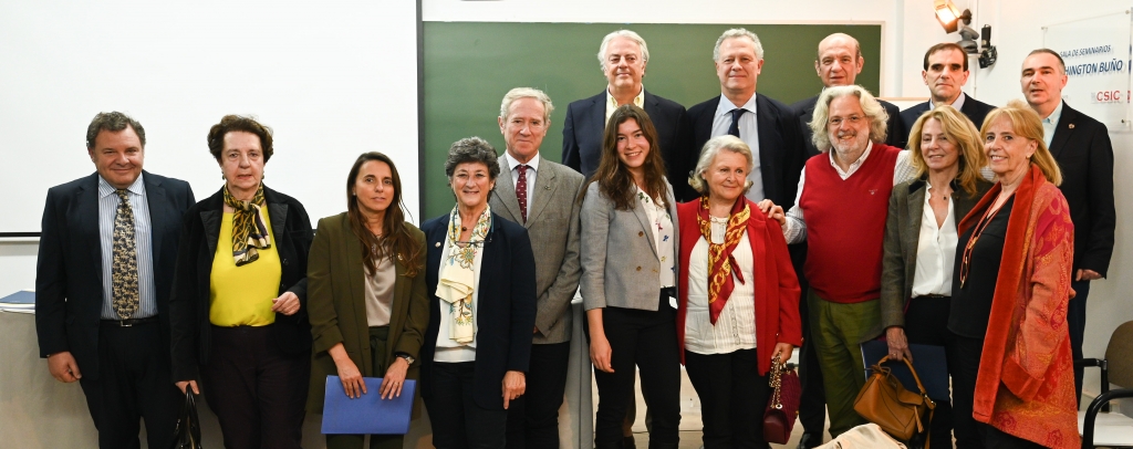 La presidente del Colegio y el secretario, junto a descendientes de Ramón y Cajal y del veterinario Timermans