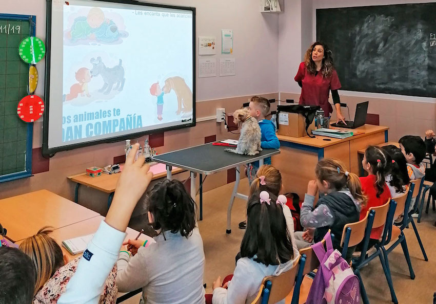 Los alumnos del C.E.I.P. Arcu, de Umbrete (Sevilla), asisten a las charlas sobre “Tenencia Responsable de Animales”