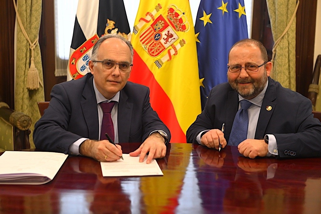 El convenio entre la Ciudad Autónoma y el Colegio de Veterinarios de Ceuta se centra en vacunación contra la rabia y control de colonias felinas