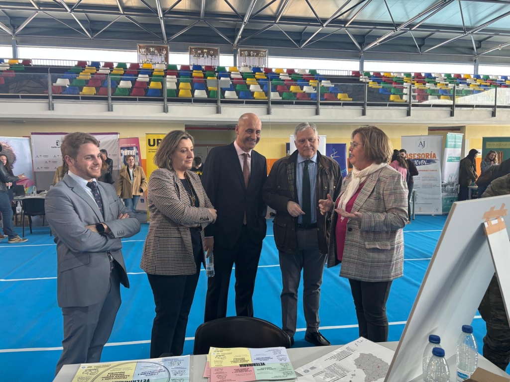 Los veterinarios de Ciudad Real, presentes en una feria para orientar a los alumnos de Bachillerato sobre las salidas de la profesi&oacute;n
