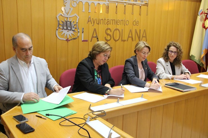El Ayuntamiento de La Solana y el Colegio de Ciudad Real suscriben el primer convenio de control de colonias felinas de la provincia