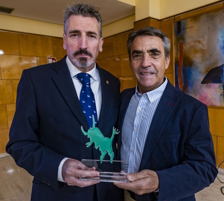 El ganadero Victorino Martín recogió el premio instituido por el Colegio de Veterinarios de Ciudad Real a la mejor corrida lidiada en la provincia