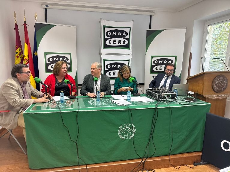 El Colegio de Veterinarios de Ciudad Real acogió la emisión de un programa de Onda Cero con motivo de su 120 aniversario