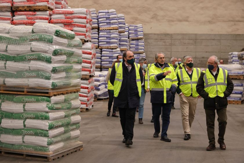 Responsables de la OCV visitan la cooperativa Cobadu para conocer su apuesta por la alimentación animal