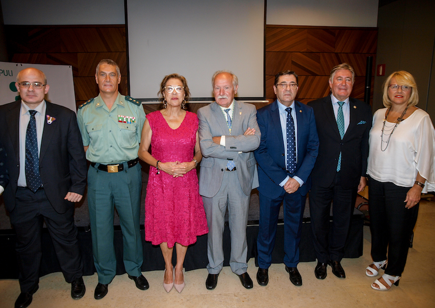 Jesús Usón, el Seprona y un proyecto de la Fundación Canem recibieron los premios del Día del Colegiado