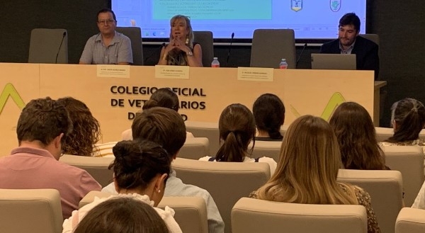 Francisco Javier Muñoz,  Ana Pérez y Nicolás Urbani, durante la sesión