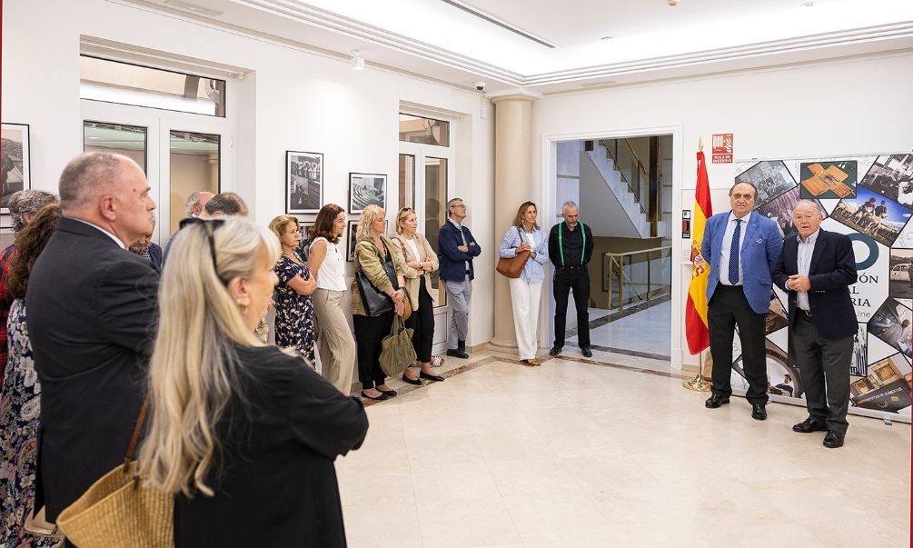 La exposición fotográfica programada con motivo del centenario de la OCV se exhibe en el Colegio de Veterinarios de Madrid