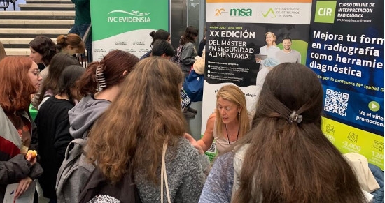 El stand del Colegio registró gran afluencia de estudiantes que efectuaron consultas laborales