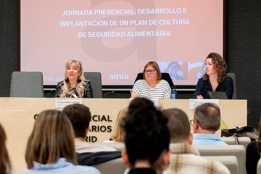 Ana Pérez Fuentes, Vicenta Pérez y Verónica Trapero, en la sede colegial ddurante la jornada