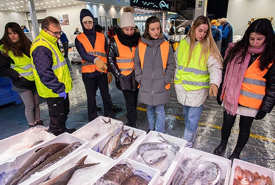 Varios alumnos en su visita a las instalaciones de Mercamadrid