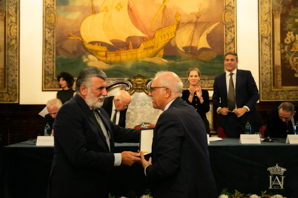 El Consejo Andaluz distingue con su Medalla de Oro a Fidel Astudillo por una vida dedicada al servicio de la veterinaria